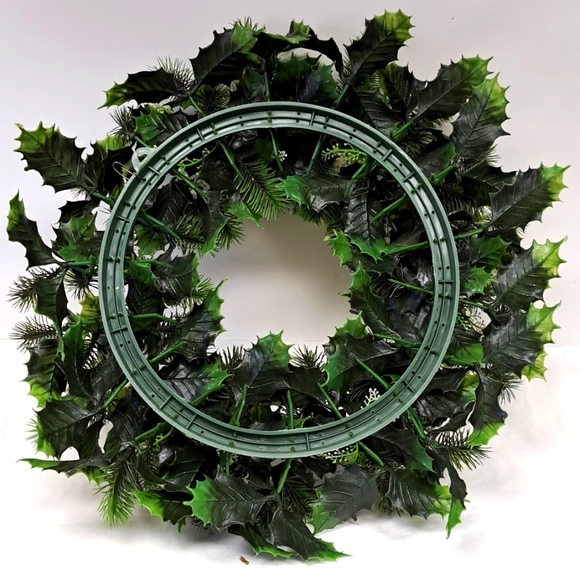 Vintage 17” faux evergreen decorated classicChristmas wreath - Picture 5 of 7